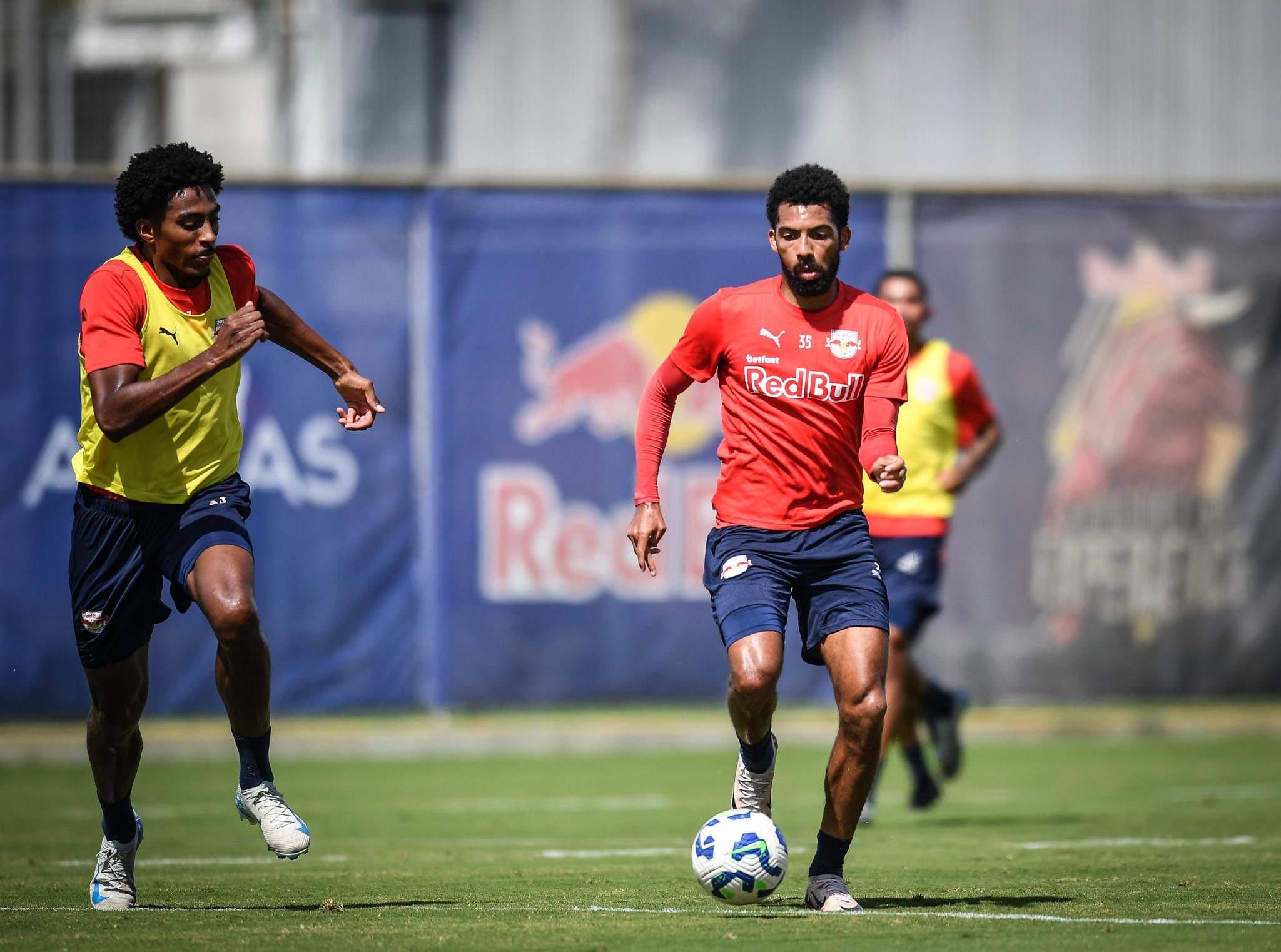 Red Bull Bragantino enfrenta o Santos, na Vila Belmiro