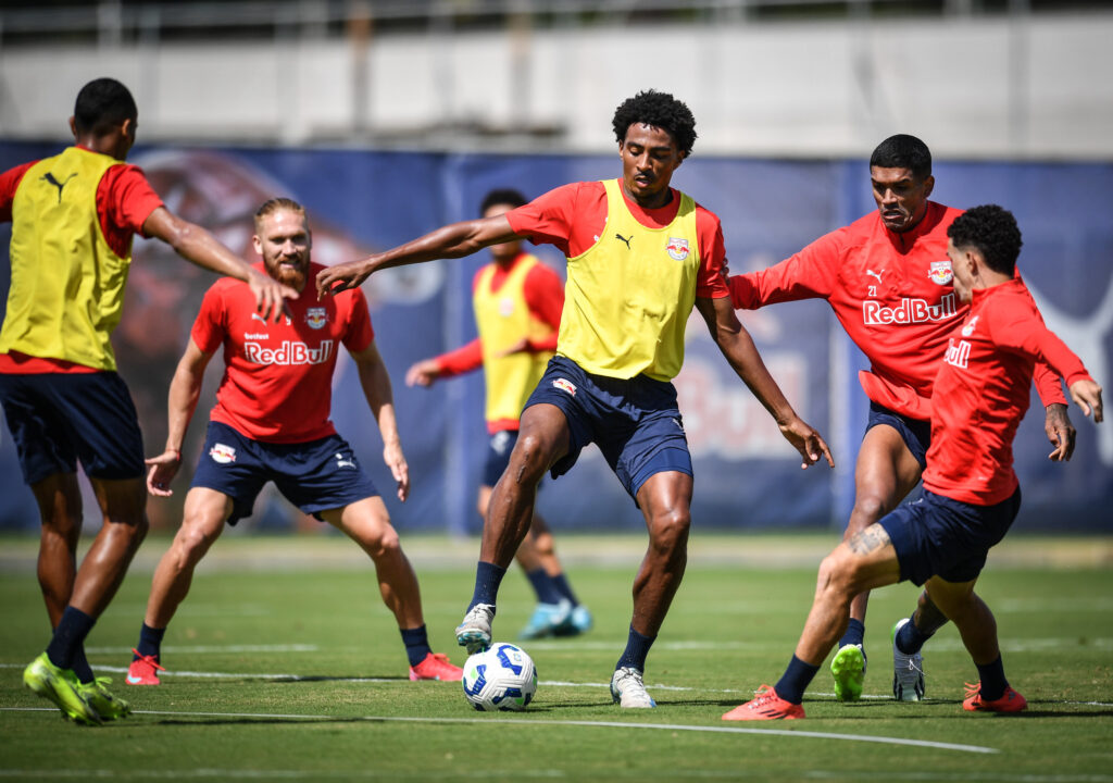 Jogadores do Red Bull Bragantino em treinamento para o duelo contra o Criciúma