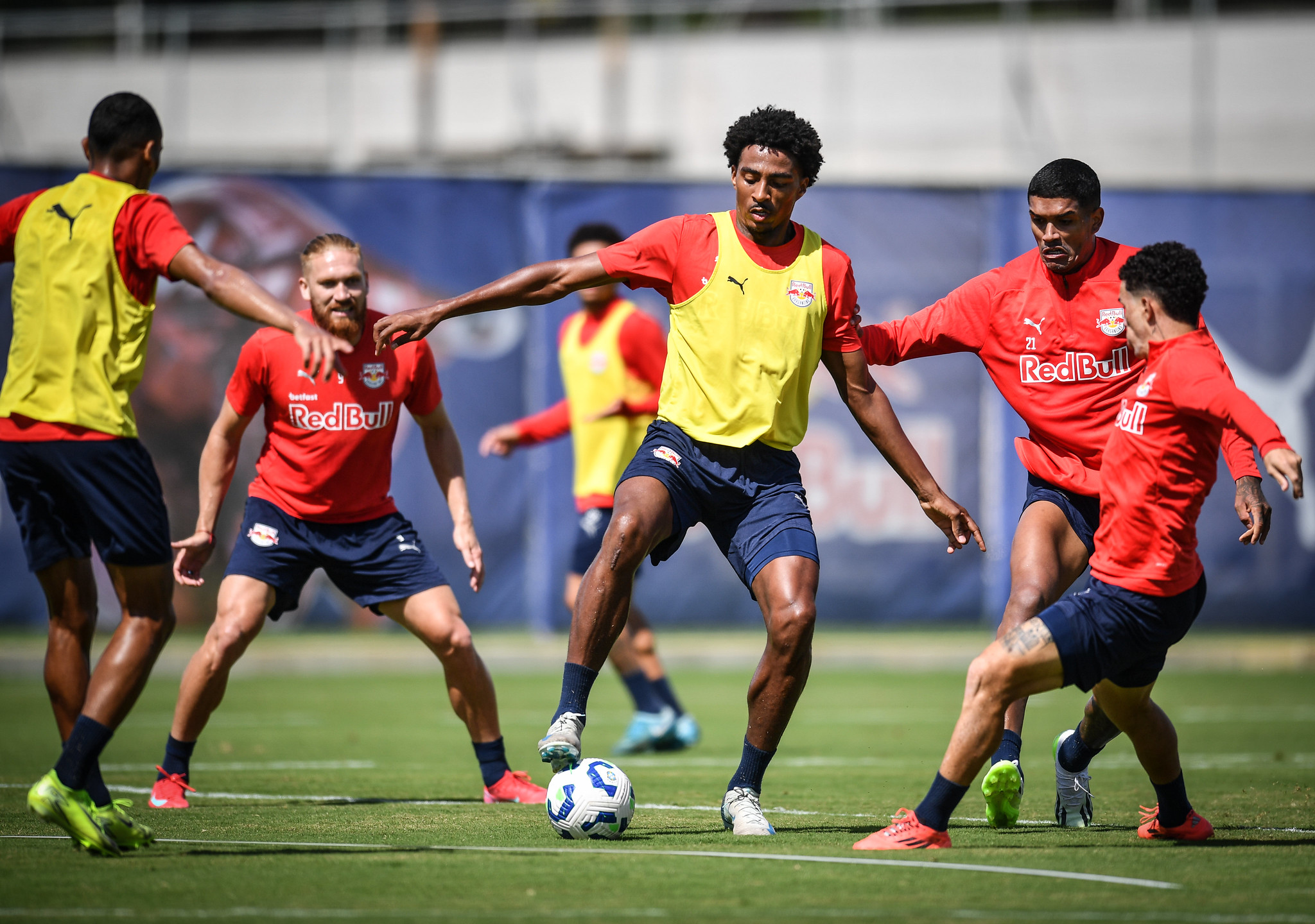 Jogadores do Red Bull Bragantino em treinamento para o duelo contra o Criciúma