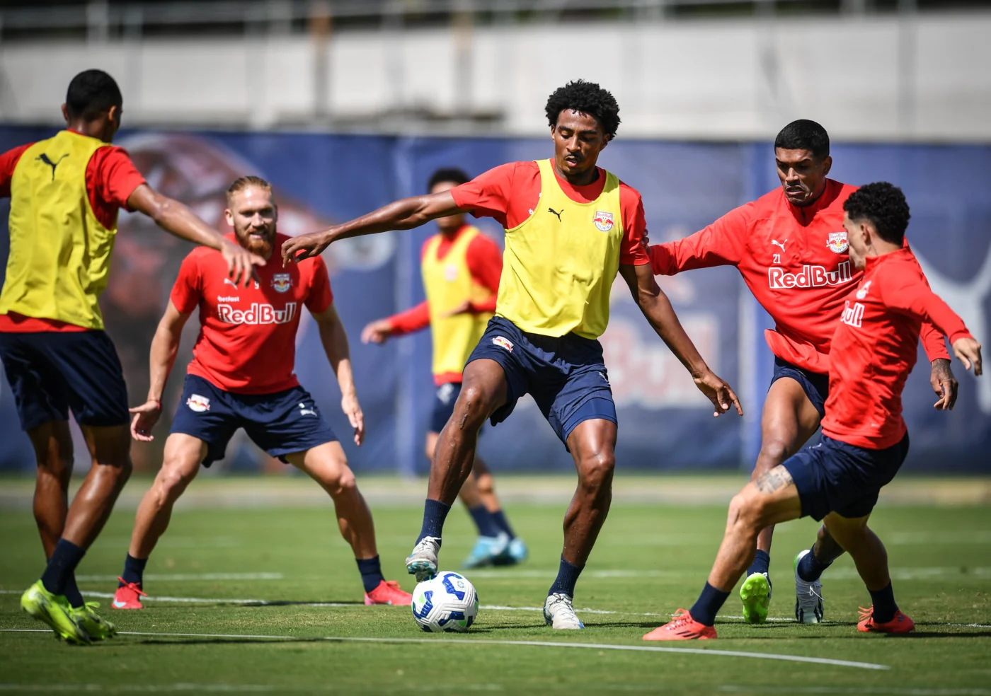 Jogadores do Red Bull Bragantino em treinamento para o duelo contra o Criciúma