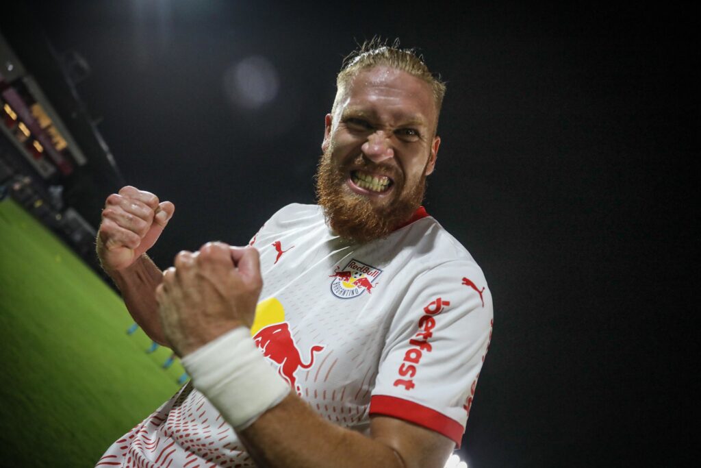 Atacante Isidro Pitta comemora o gol da vitória do Red Bull Bragantino diante do Mirassol