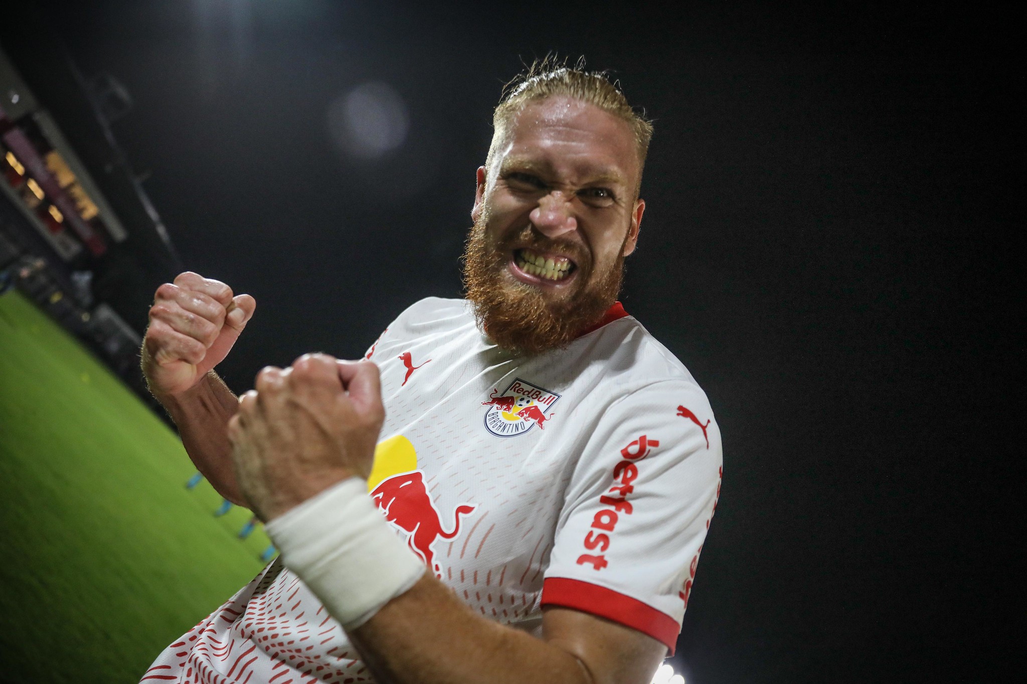 Atacante Isidro Pitta comemora o gol da vitória do Red Bull Bragantino diante do Mirassol