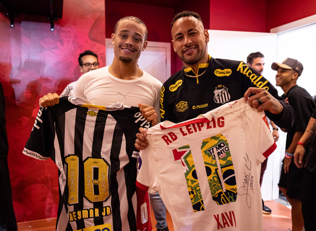 Xavi Simons ao lado de Neymar no amistoso internacional entre RB Leipzig e Santos.